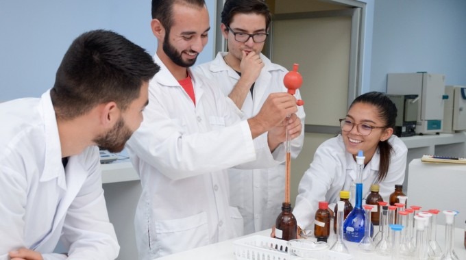 estudiantes en un laboratorio