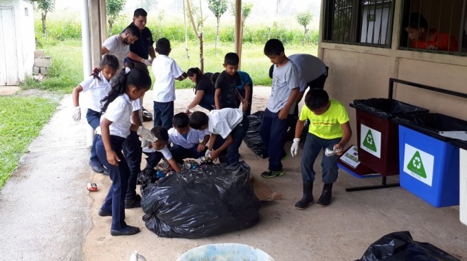 Niños reciclando residuos sólidos en los centros educativos de Boca Tapada, Boca San Carlos y Boca Cureña.