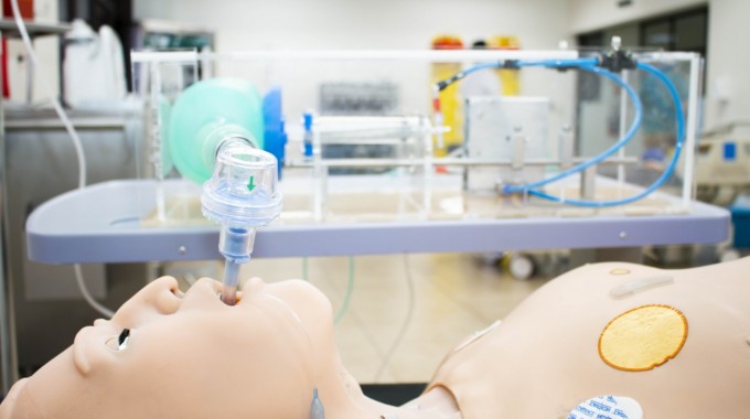 La fotografía es del día de las pruebas en la Ucimed. El respirator es probado en los simulatores. 