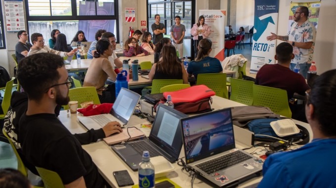 estudiantes en reto itec