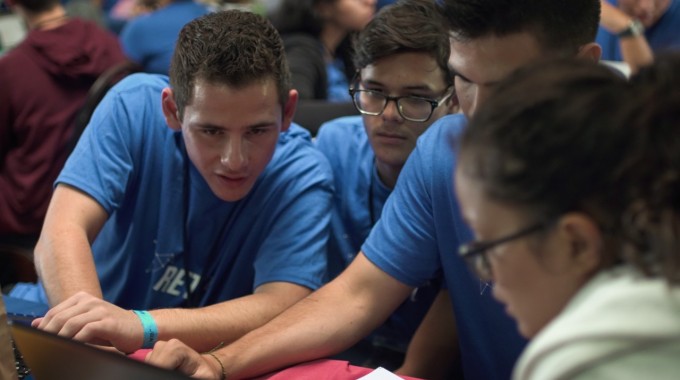 estudiantes_reunidos_trabajando_