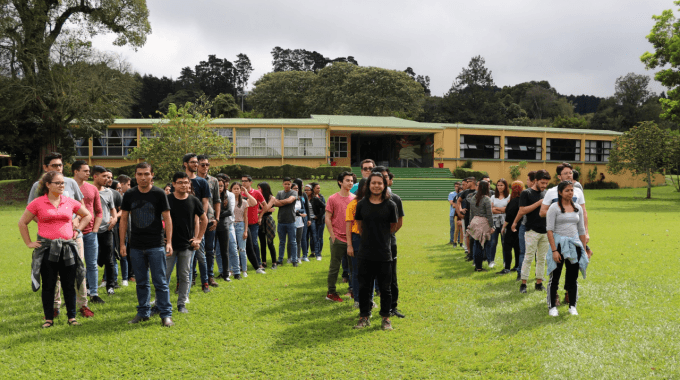 Imagen de varios estudiantes en un campamento.