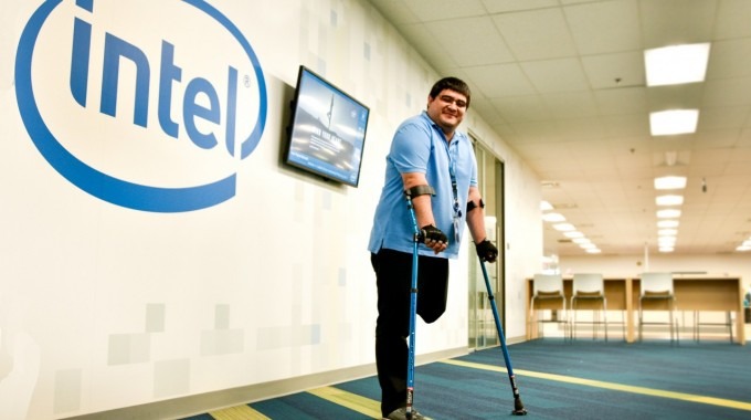 Un joven frente al rótulo de Intel.