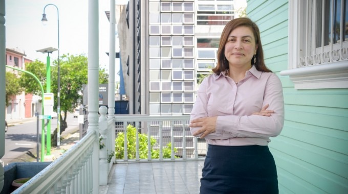 Paola Vega Castillo en el corredor frontal de Casa Verde. Al fondo se aprecia el edificio nuevo del Campus TEC San José.