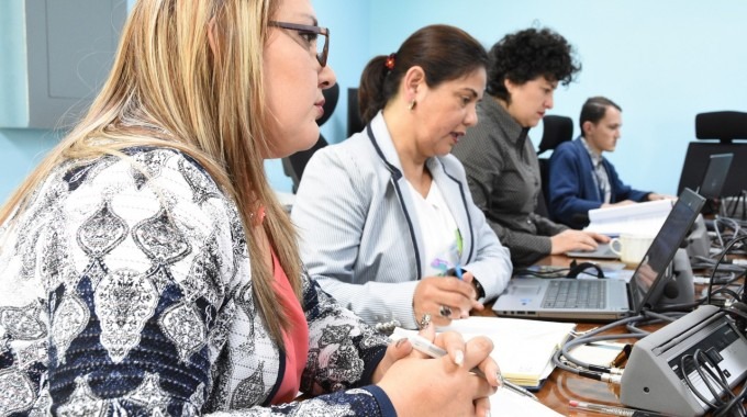 personas trabajando en comites de congreso