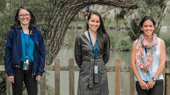 imagen de tres personas posando para la cámara