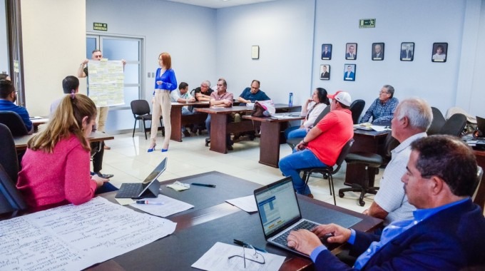 Dos personas realizan una exposición.