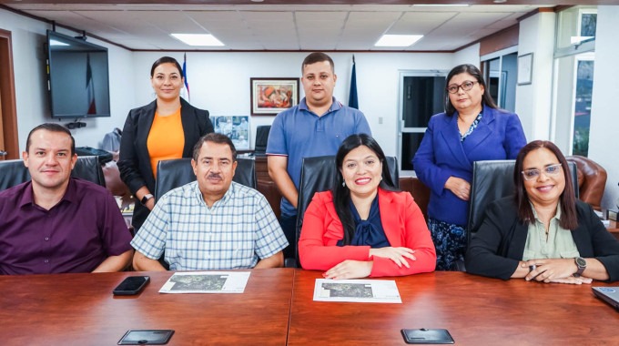 Rectora y Alcalde posan con el acuerdo