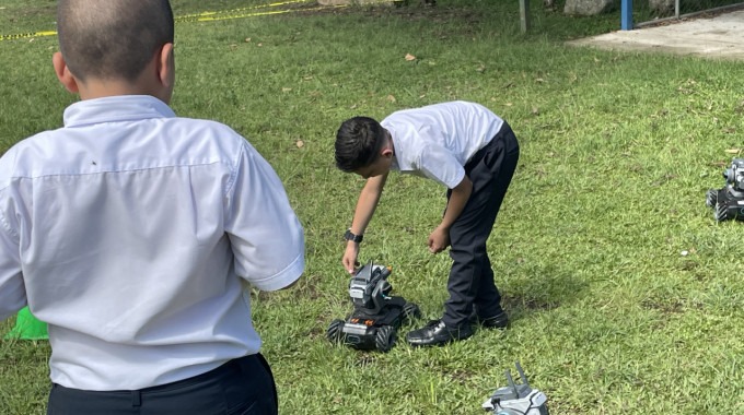 Imagen de dos niños con un robot 