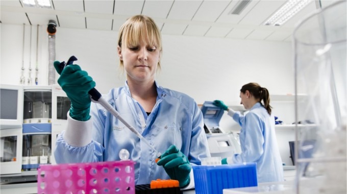 Una investigadora en el laboratorio