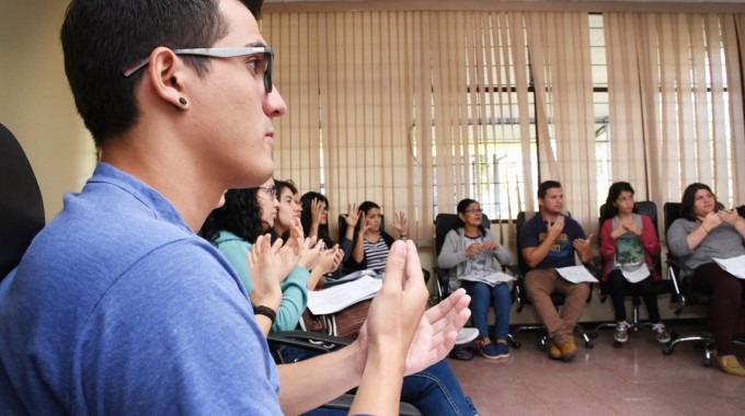 jovenes en clase de lesco