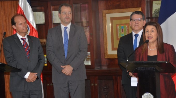 Ministra de Educación Sonia Marta Mora con Rector TEC Julio Calvo y autoridades Francia