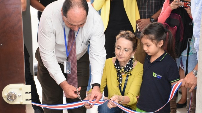 La niña Bianca Solano del Taller Infantil participa del corte de cinta en la inauguración de la Sala de Lactancia. Junto a ella, los vicerrectores Claudia Madrizova (Vida Estudiantil) y Humberto Villalta (Administración). Foto: Ruth Garita / OCM.