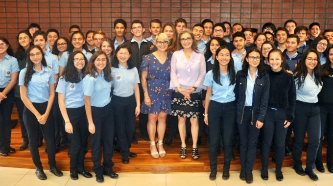 Sandra Cauffman posa junto a los estudiantes del Colegio Científico.