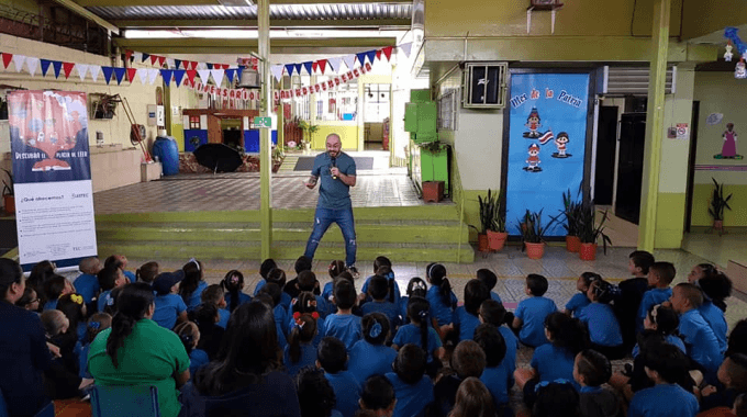 persona-hablando-frente-a-un-grupo-de-niños-