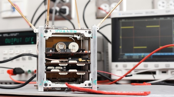 El satélite en primer plano, con otros equipos al fondo. 