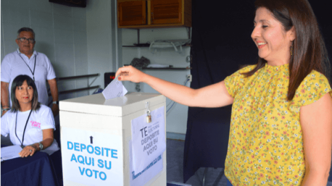 mujer emitiendo voto 