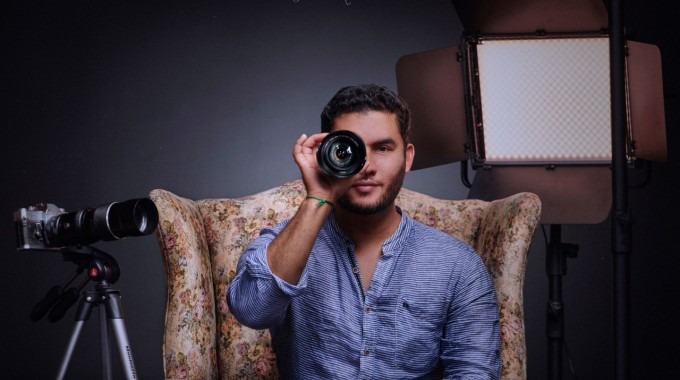 Imagen de un hombre con un lente de una cámara en su rostro