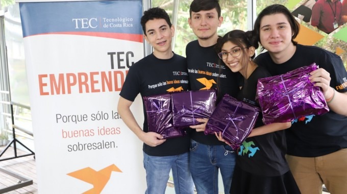 Estudiantes posando con regalos por obtener el segundo lugar de la competición.