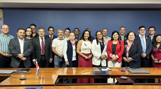 Imagen de varias personas posando para la foto.