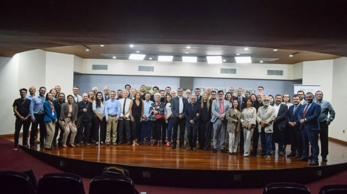 Participantes al acto protocolario en el TSE posan para la fotografía oficial 