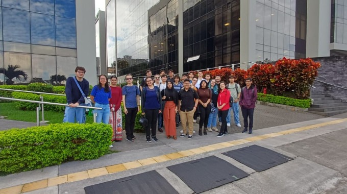 Estudiantes posan a las afueras de la empresa HP 