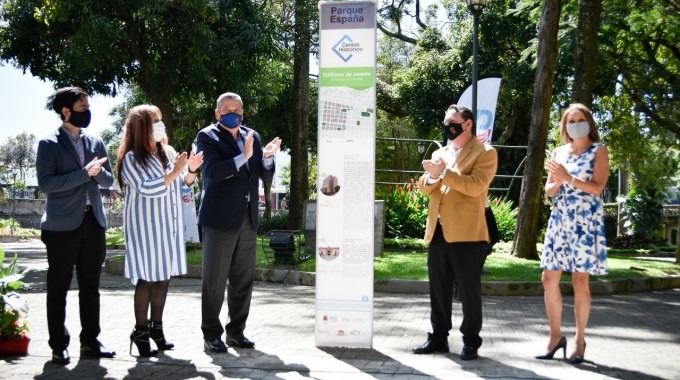 Varias autoridades posan con un tótem en el parque España.