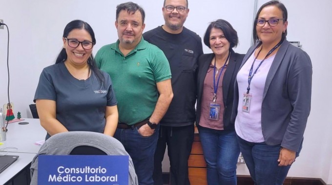 En la fotografía están: De izquierda a derecha). Karla Fallas, (enfermera CTLSJ), Ronald Bonilla (director CTLSJ), Donald Bermúdez (médico CTLSJ), Zuria Alpízar (médico de enlace con el INS) y  la Laura Quirós (enfermera de Enlace con el INS).