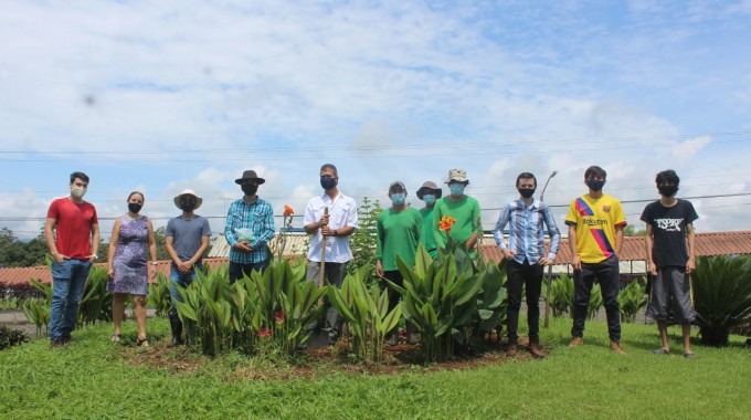 GRUPO DE JOVENES FRENTE A PLANTA