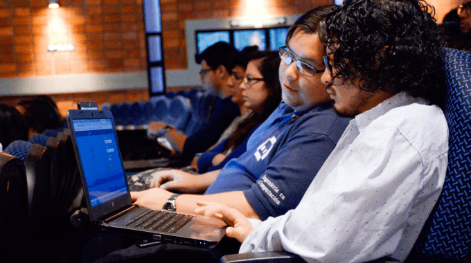 estudiantes en centro de las artes 