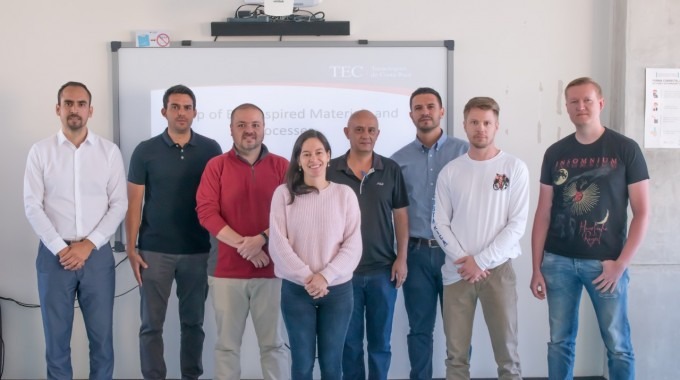 Grupo de participantes de simposio de materiales.