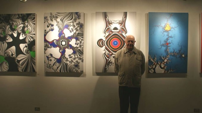 Osvaldo Skliar posa junto a sus obras.