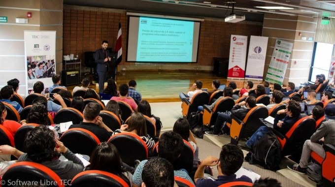 Auditorio lleno en una de las charlas de la feria. 