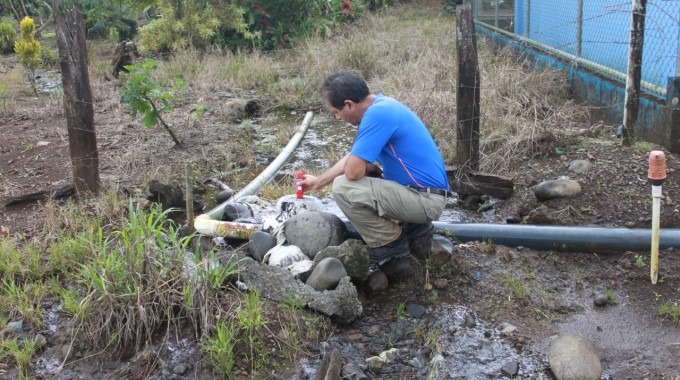 Imagen de un hombre  realizando unas mediciones en el agua.