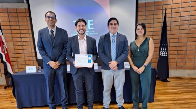 Imagen de 4 personas posando para la fotografía al recibir la certificación de que el Técnico de Administración de Empresas se incorporó al Marco Nacional de Cualificaciones de la Educación y Formación Técnica Profesional de Costa Rica.  
