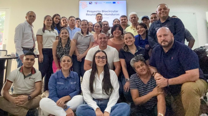 Productores posan para las fotografía 
