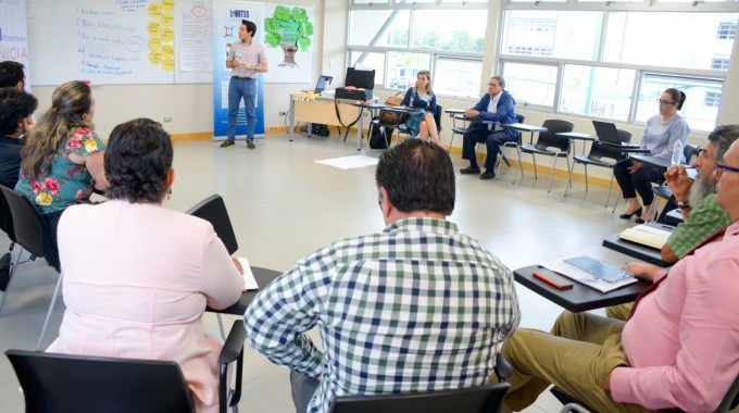 Imagen de varias personas en un taller de construcción