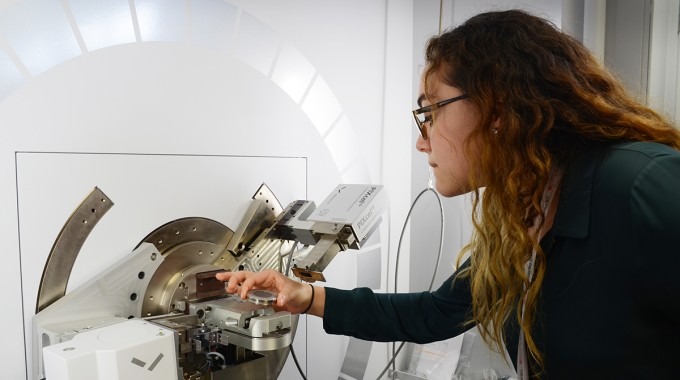 Una mujer en el laboratorio.