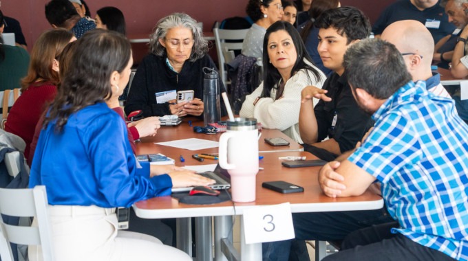 personal conversando en una mesa