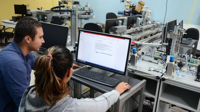 personas en laboratorio