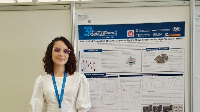 Imagen de una mujer exponiendo su trabajo de investigación.