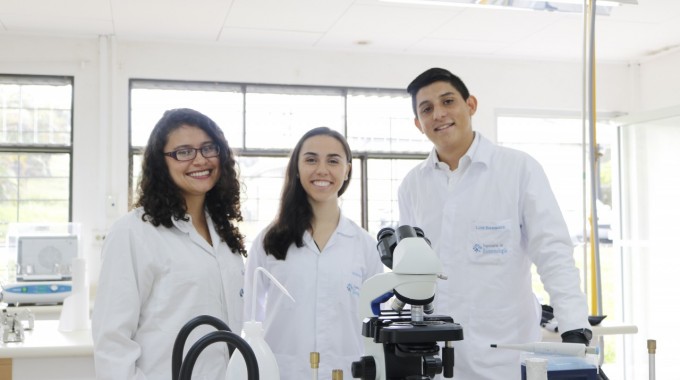 imagen de tres estudiantes emprendedores en biotecnología.