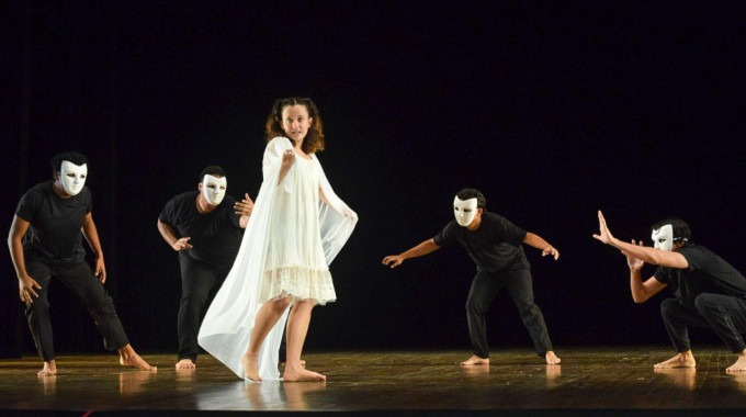 La fotografía muestra una de las presentaciones de Teatro 