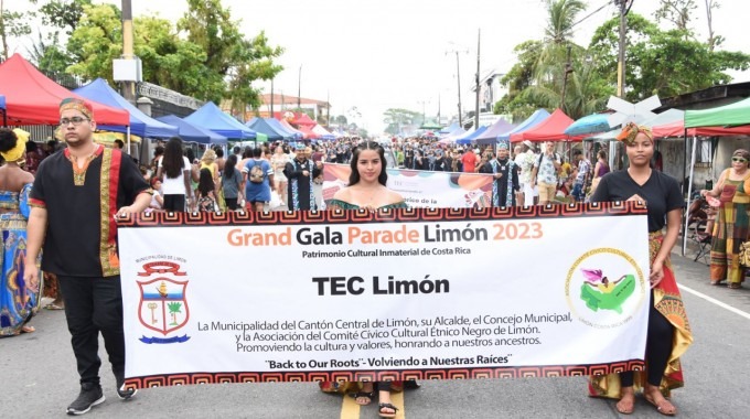 Delegación representante del TEC en el Grand Gala Parade 2023
