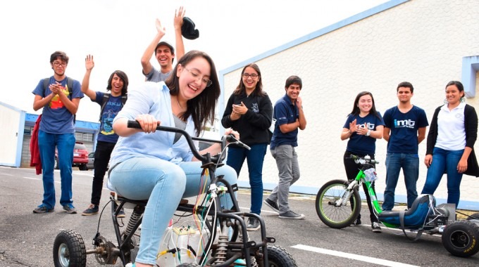 Estudiantes de Ingeniería Mecatrónica durante una de las actividades académicas de uno de los cursos (Foto: Ruth Garita/Archivo OCM)