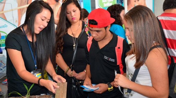 personas en stand de feria del TEC