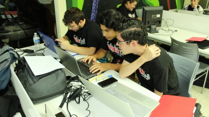 jovenenes trabajando en computadora
