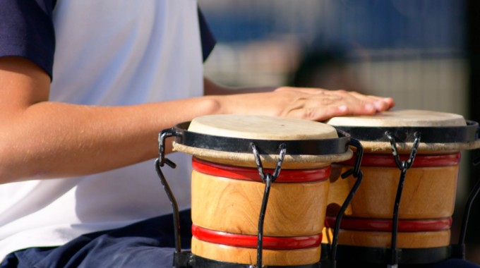 manos de hombre tocando tambor