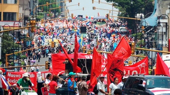 manifestantes con banderas en el centro de san josé