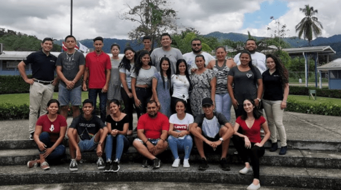 imagen de varios estudiantes junto al coordinador del técnico posando para la fotografía.